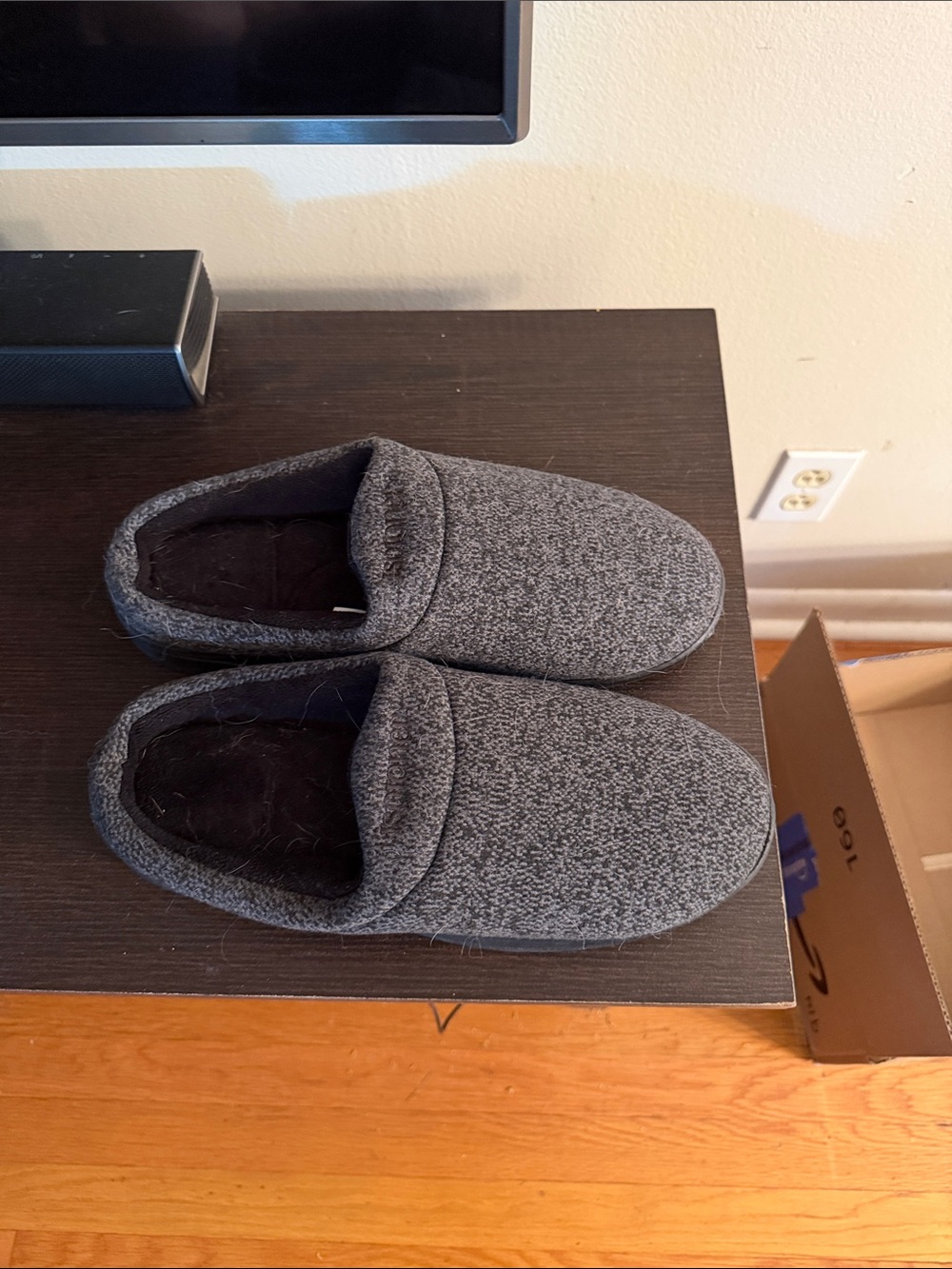 isotoner Men's Gray Knit Slip-On House Shoes 9.5-10.5